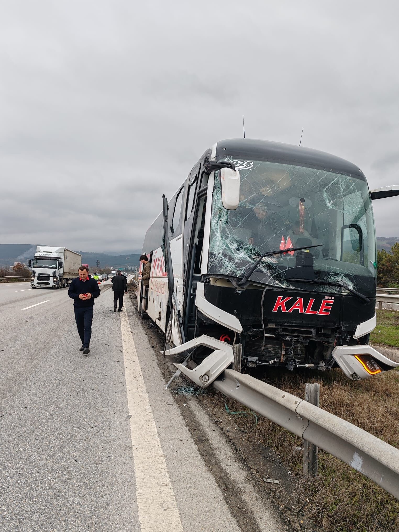 Otobüs Refüje Savruldu (1)-1