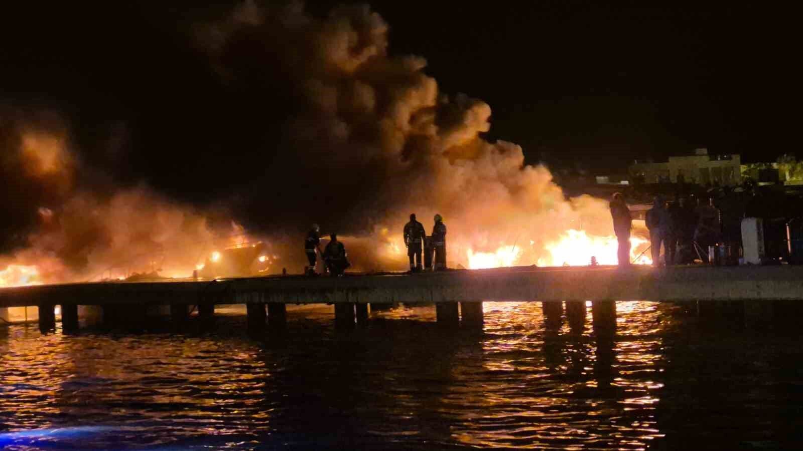 Patlama Sonrasi Felaket! Tekneler Bi̇r Anda Alev Aldi (1)