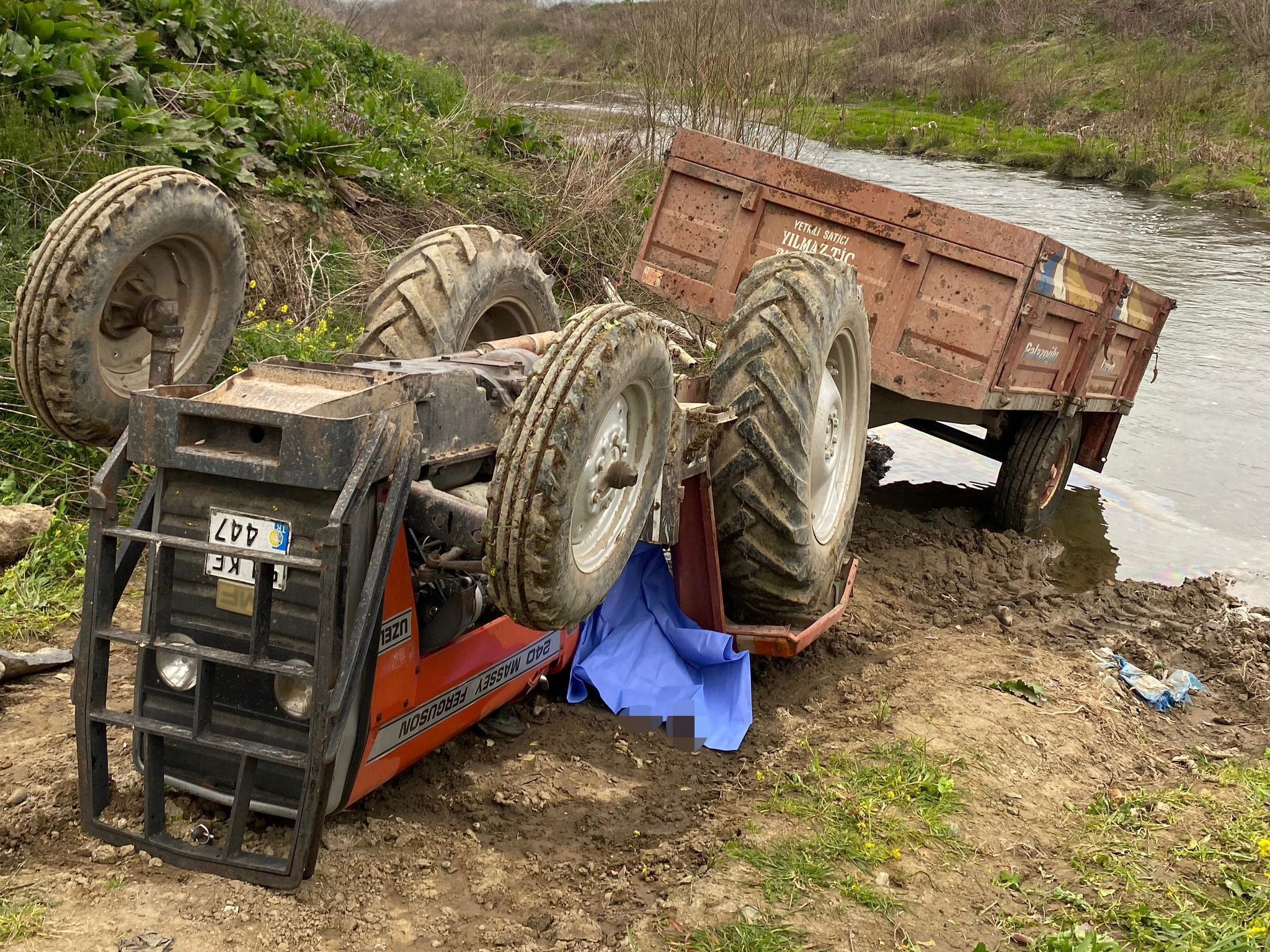 Sakarya’nın Hendek Ilçesinde Tarla Yolunda Devrilen Traktörün Altında Kalan 46 Yaşındaki Erol Durdurmuş Yaşamını Yitirdi. Kazayla Ilgili Inceleme Başlatıldı (1)