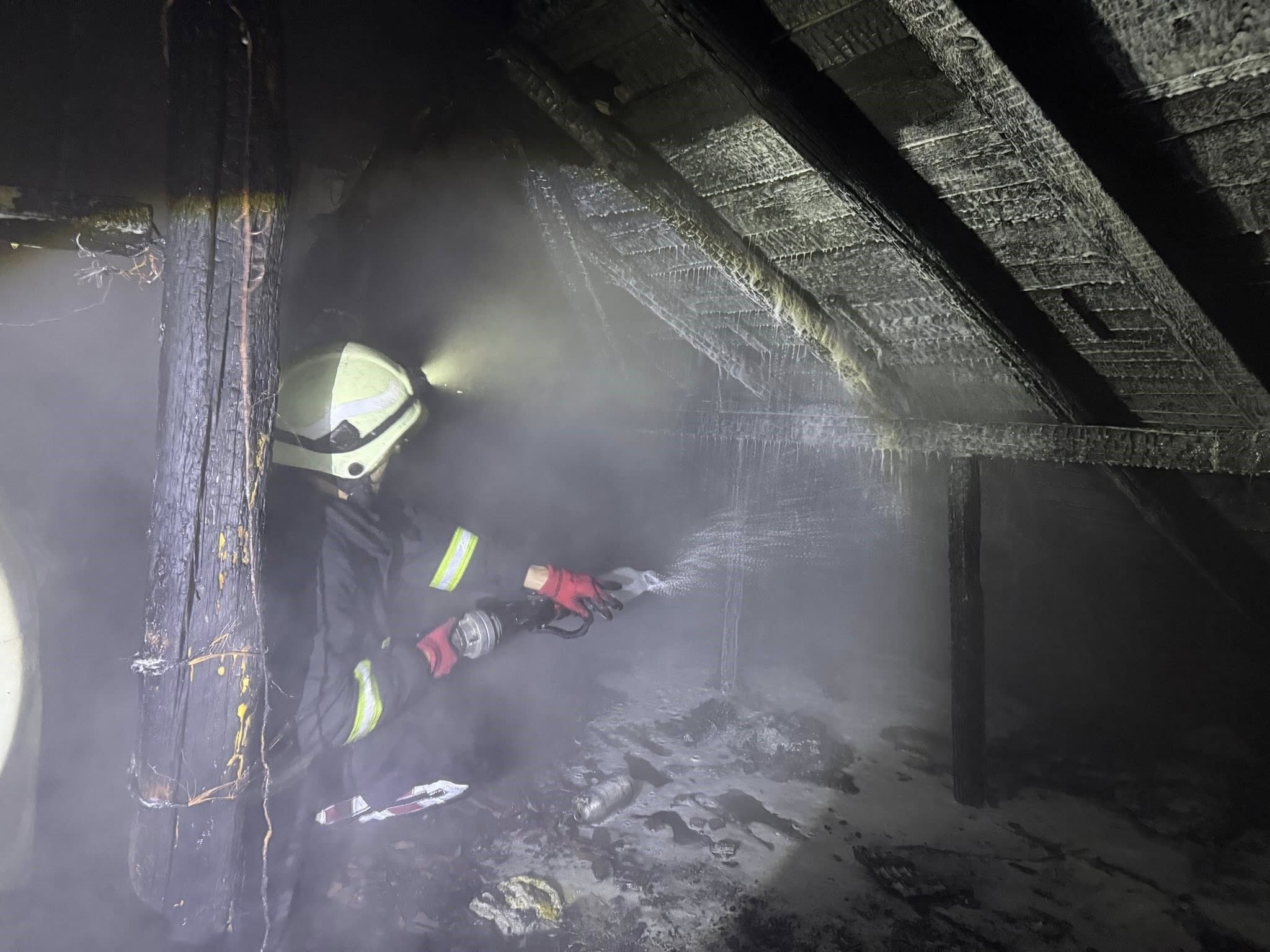 Soba Bacasindan Çikan Yangin Çatiyi Küle Çevi̇rdi̇ (1)