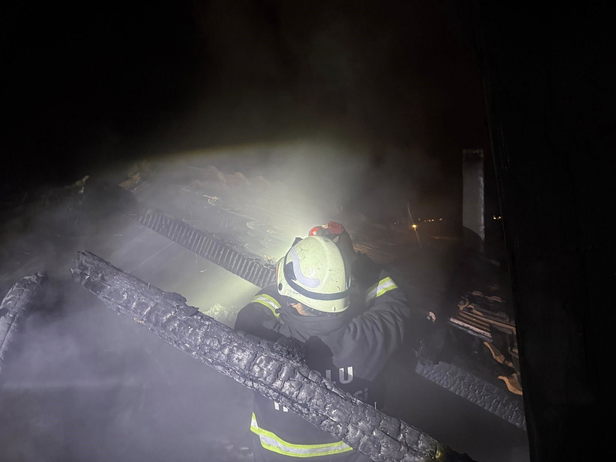 Soba Bacasindan Çikan Yangin Çatiyi Küle Çevi̇rdi̇ (4)