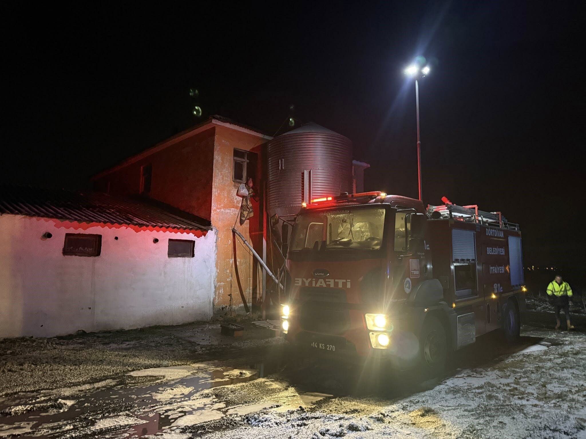 Soba Bacasindan Çikan Yangin Çatiyi Küle Çevi̇rdi̇ (5)