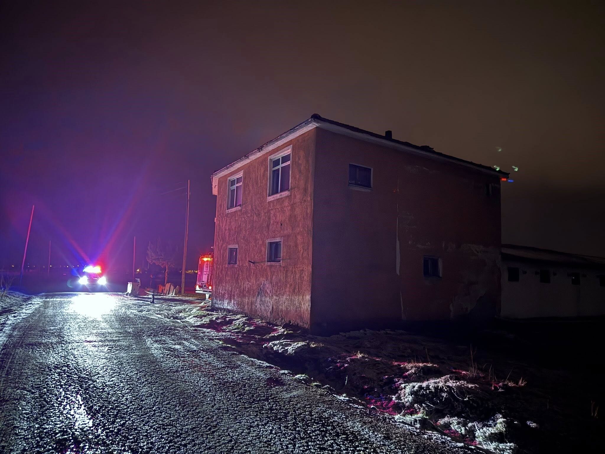 Soba Bacasindan Çikan Yangin Çatiyi Küle Çevi̇rdi̇ (6)