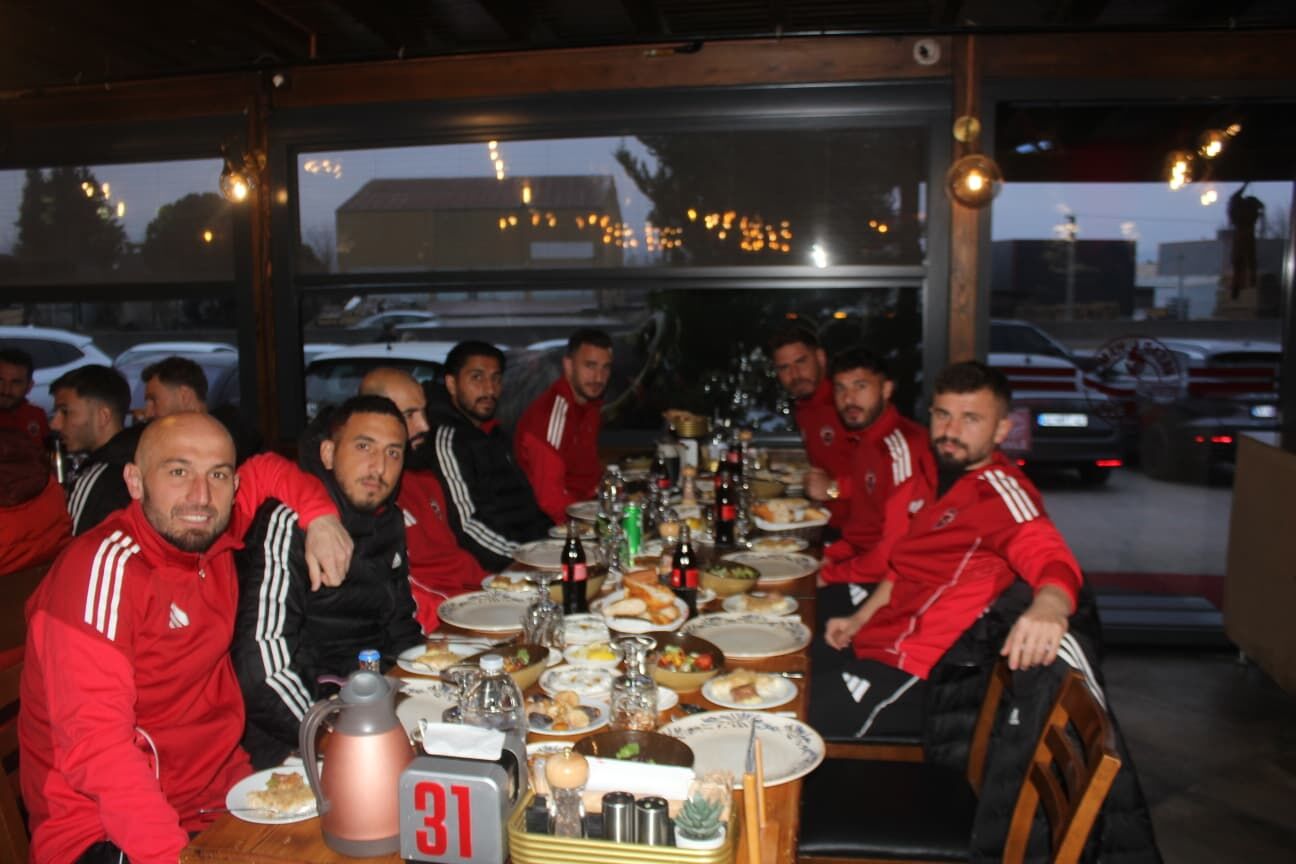 Takim Ve Yöneti̇m Ayni Sofrada (2)