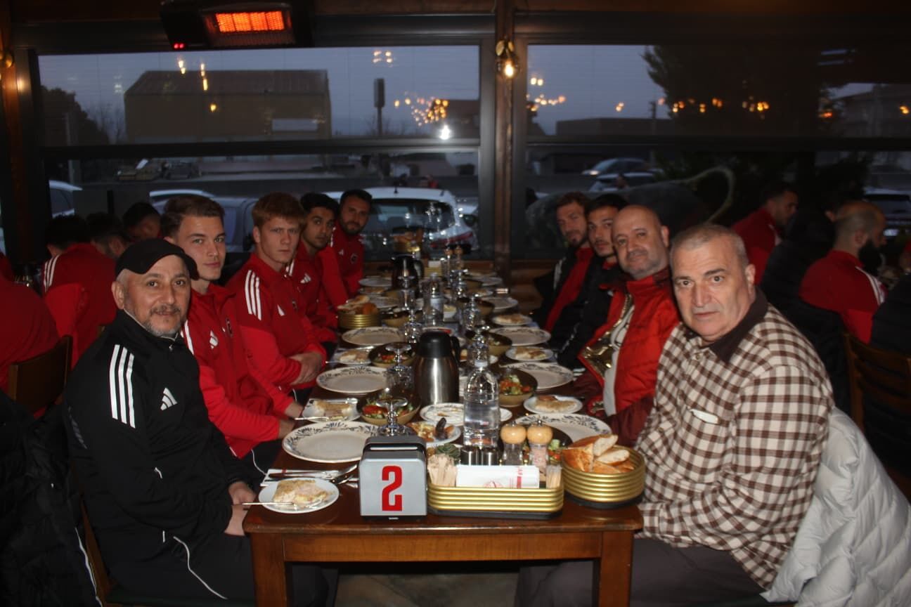 Takim Ve Yöneti̇m Ayni Sofrada (3)