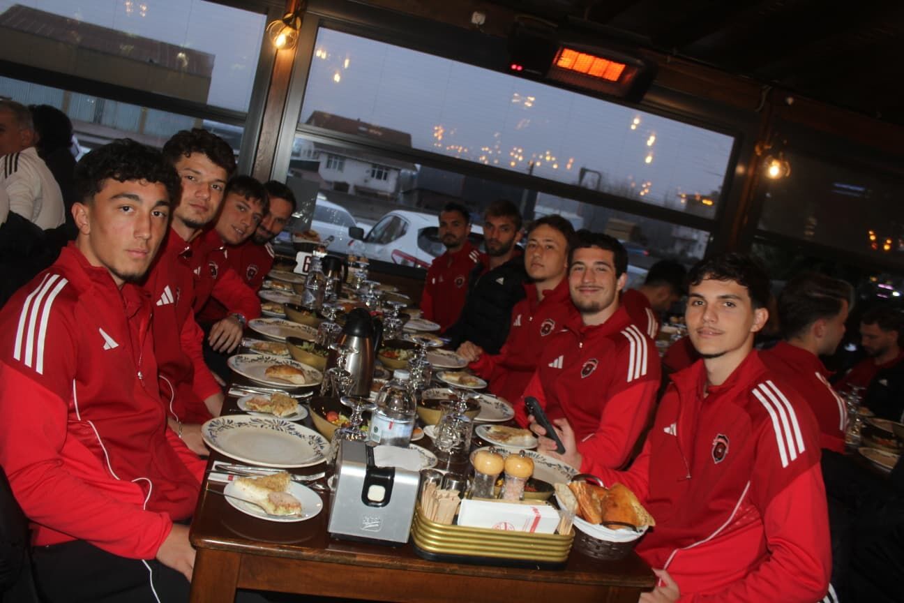 Takim Ve Yöneti̇m Ayni Sofrada (4)