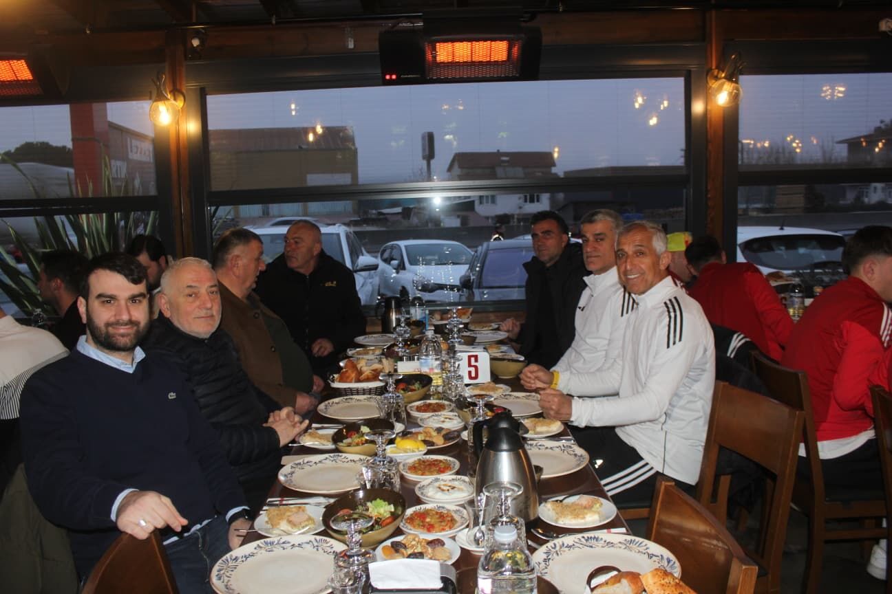 Takim Ve Yöneti̇m Ayni Sofrada (5)