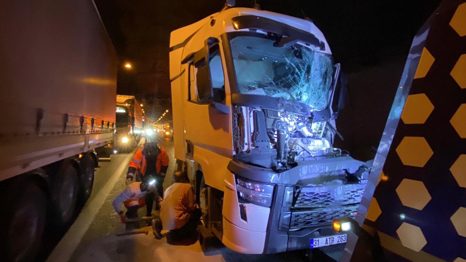 Tem Otoyolu Korutepe Tüneli̇’nde Zi̇nci̇rleme Kaza! 4 Araç Bi̇rbi̇ri̇ne Gi̇rdi̇ (1)