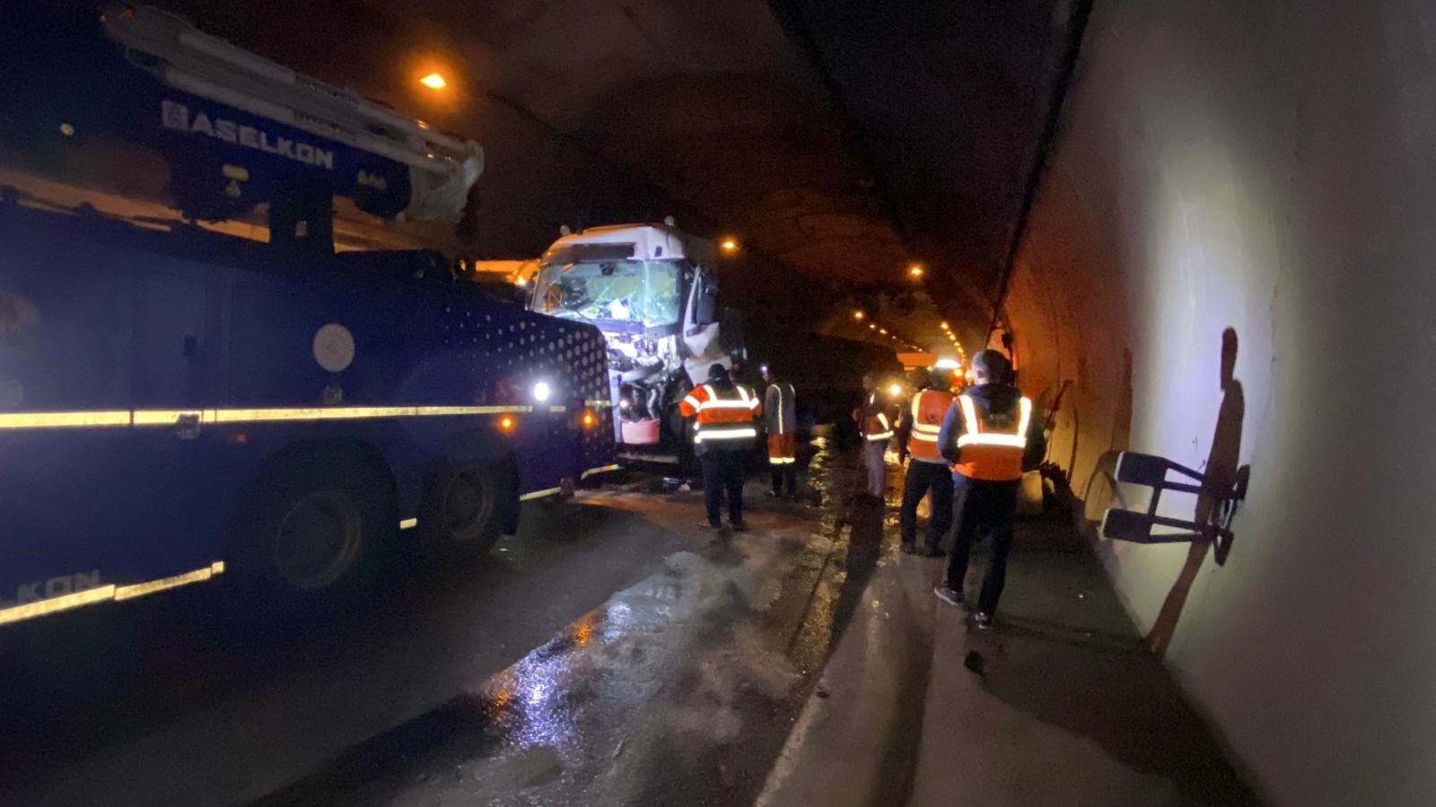 Tem Otoyolu Korutepe Tüneli̇’nde Zi̇nci̇rleme Kaza! 4 Araç Bi̇rbi̇ri̇ne Gi̇rdi̇ (2)