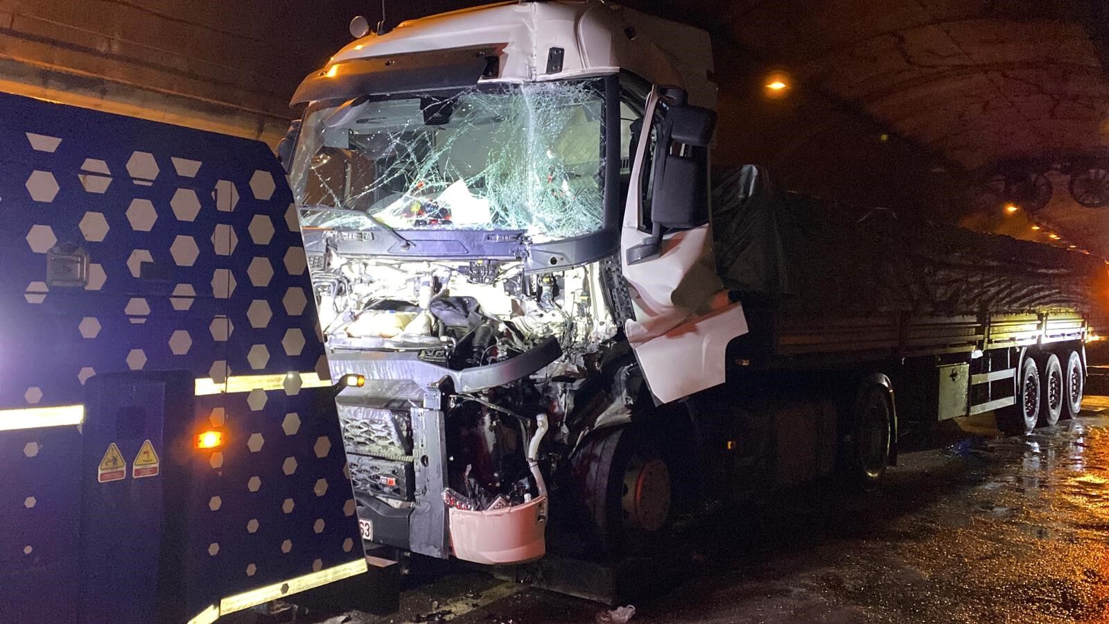 Tem Otoyolu Korutepe Tüneli̇’nde Zi̇nci̇rleme Kaza! 4 Araç Bi̇rbi̇ri̇ne Gi̇rdi̇ (3)