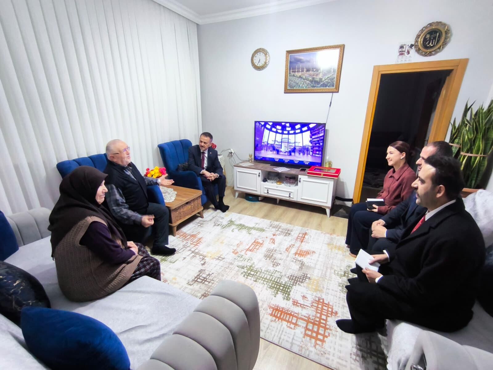 Vali̇ Aktaş’tan Bayram Öncesi̇ Şehi̇t Ai̇leleri̇ne Anlamli Zi̇yaret (1)