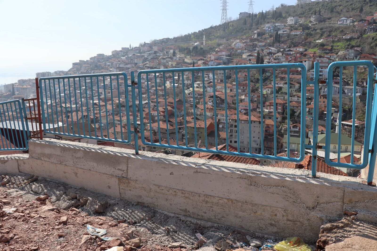 Yeni̇doğan Mahallesi̇’nde 350 Metreküp Taşla Güvenli̇k Sağlandi (1)