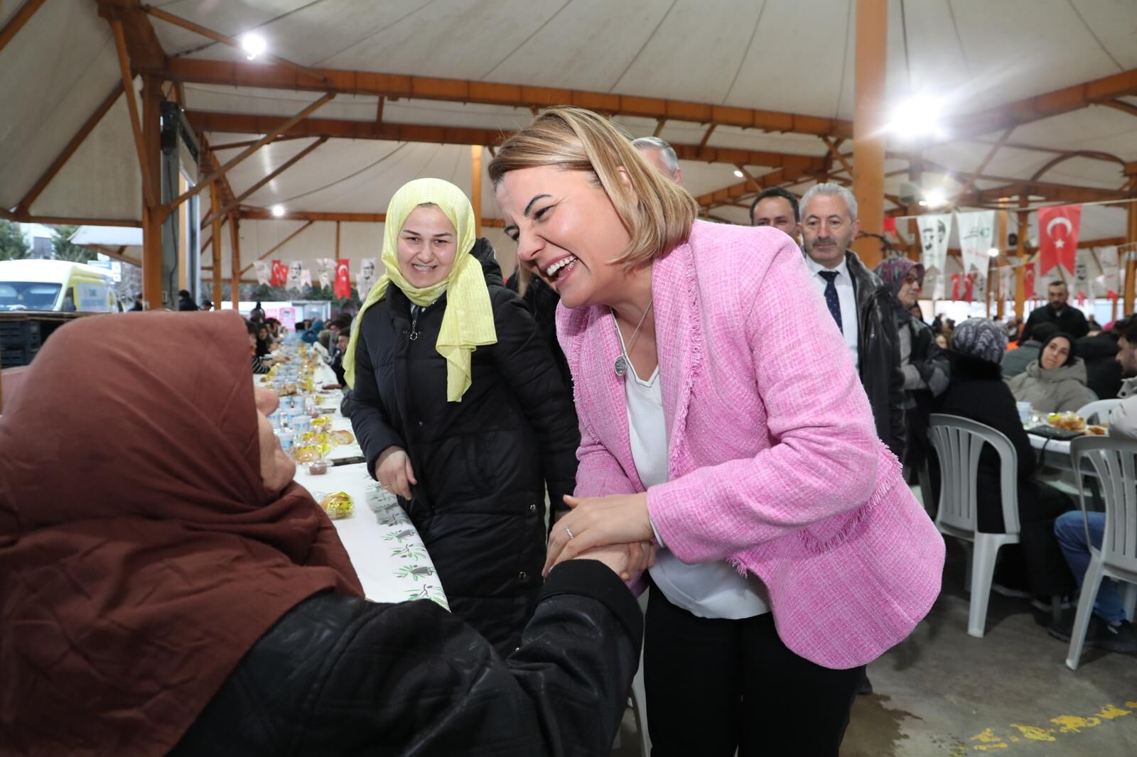 Yesilova'da Mahalle Iftarinda Yüzlerce Kisi Ayni Sofrada Bulustu (1)