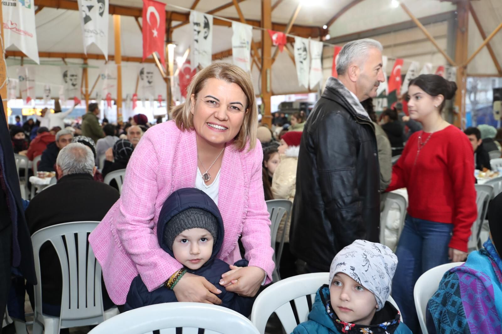 Yesilova'da Mahalle Iftarinda Yüzlerce Kisi Ayni Sofrada Bulustu (2)