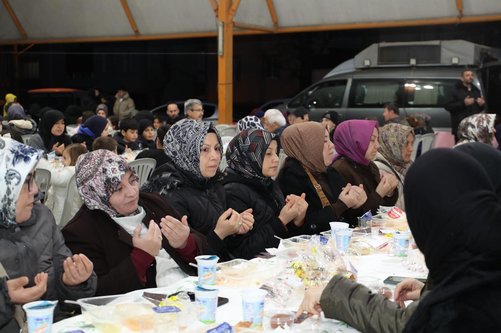 Yesilova'da Mahalle Iftarinda Yüzlerce Kisi Ayni Sofrada Bulustu (8)