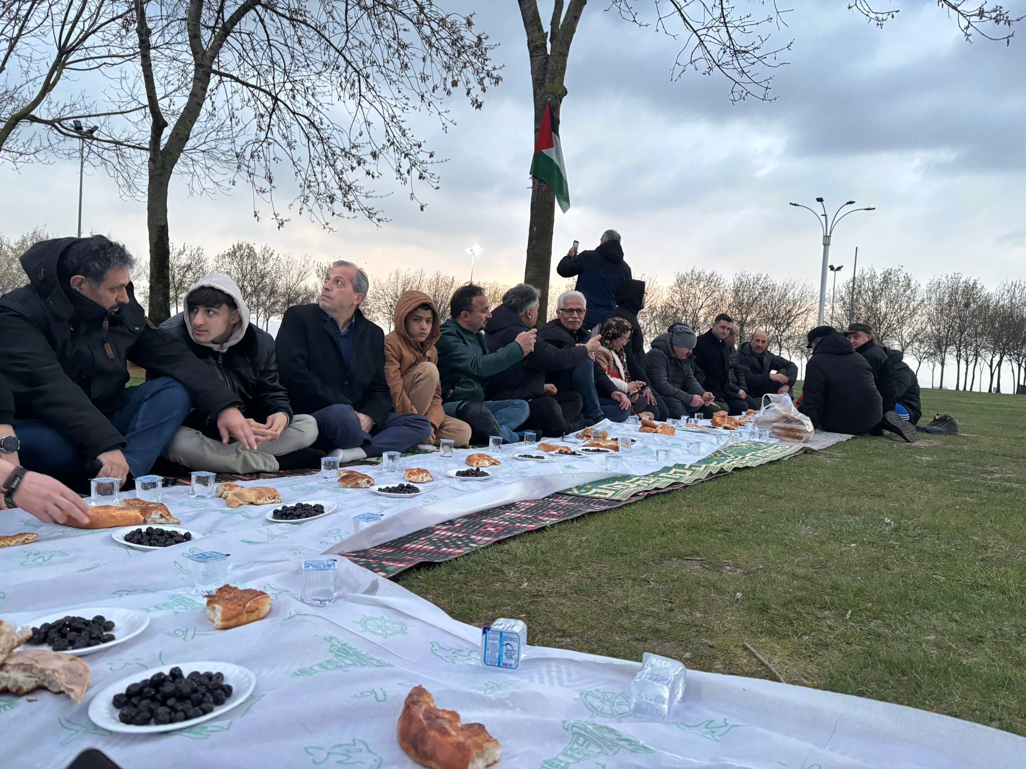 Zeyti̇n, Ekmek Ve Suyla İftar Düzenledi̇ (14)