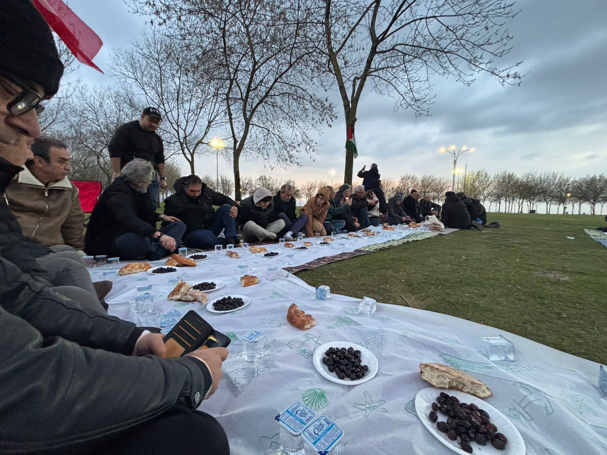 Zeyti̇n, Ekmek Ve Suyla İftar Düzenledi̇ (15)