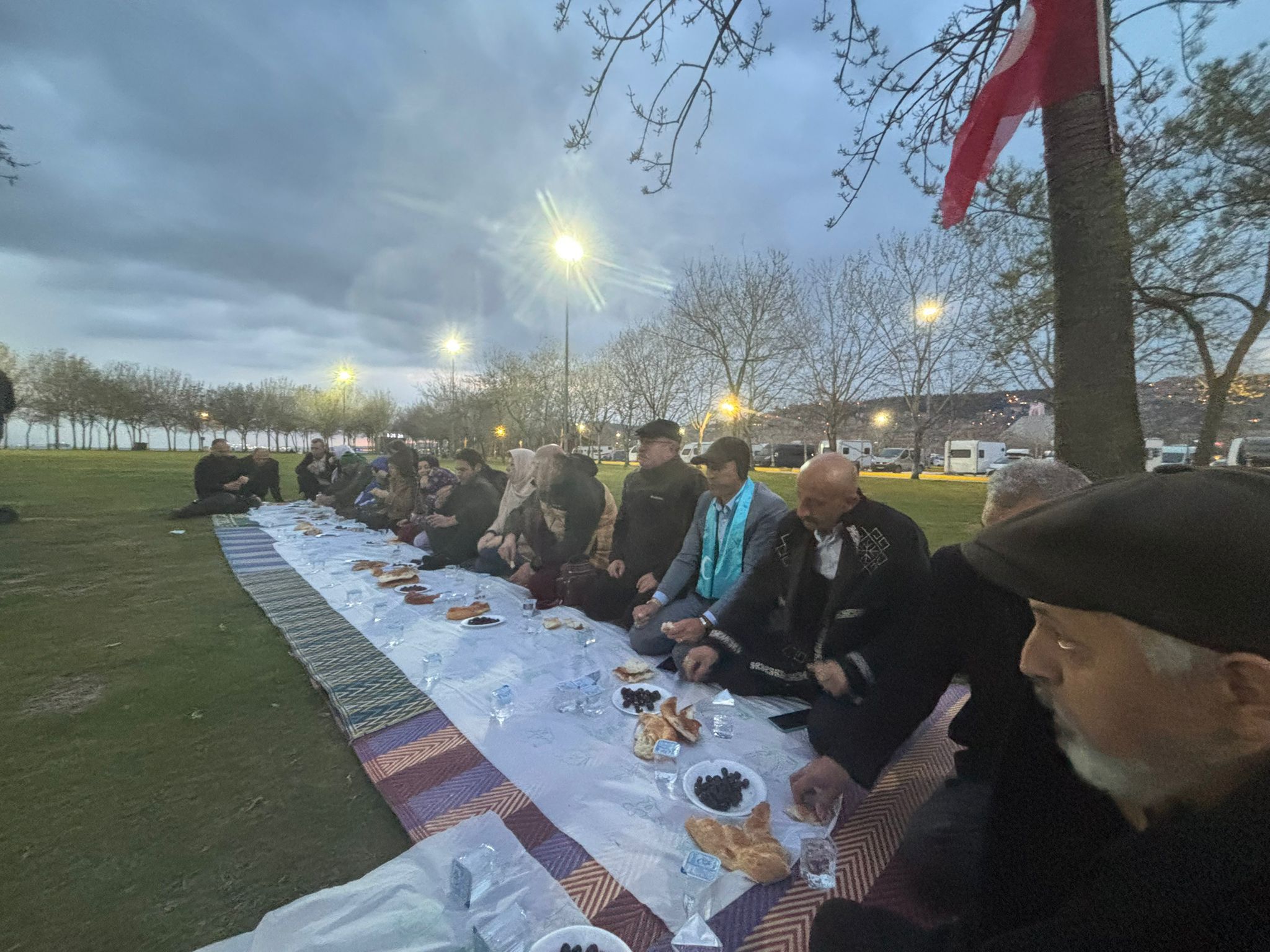 Zeyti̇n, Ekmek Ve Suyla İftar Düzenledi̇ (17)