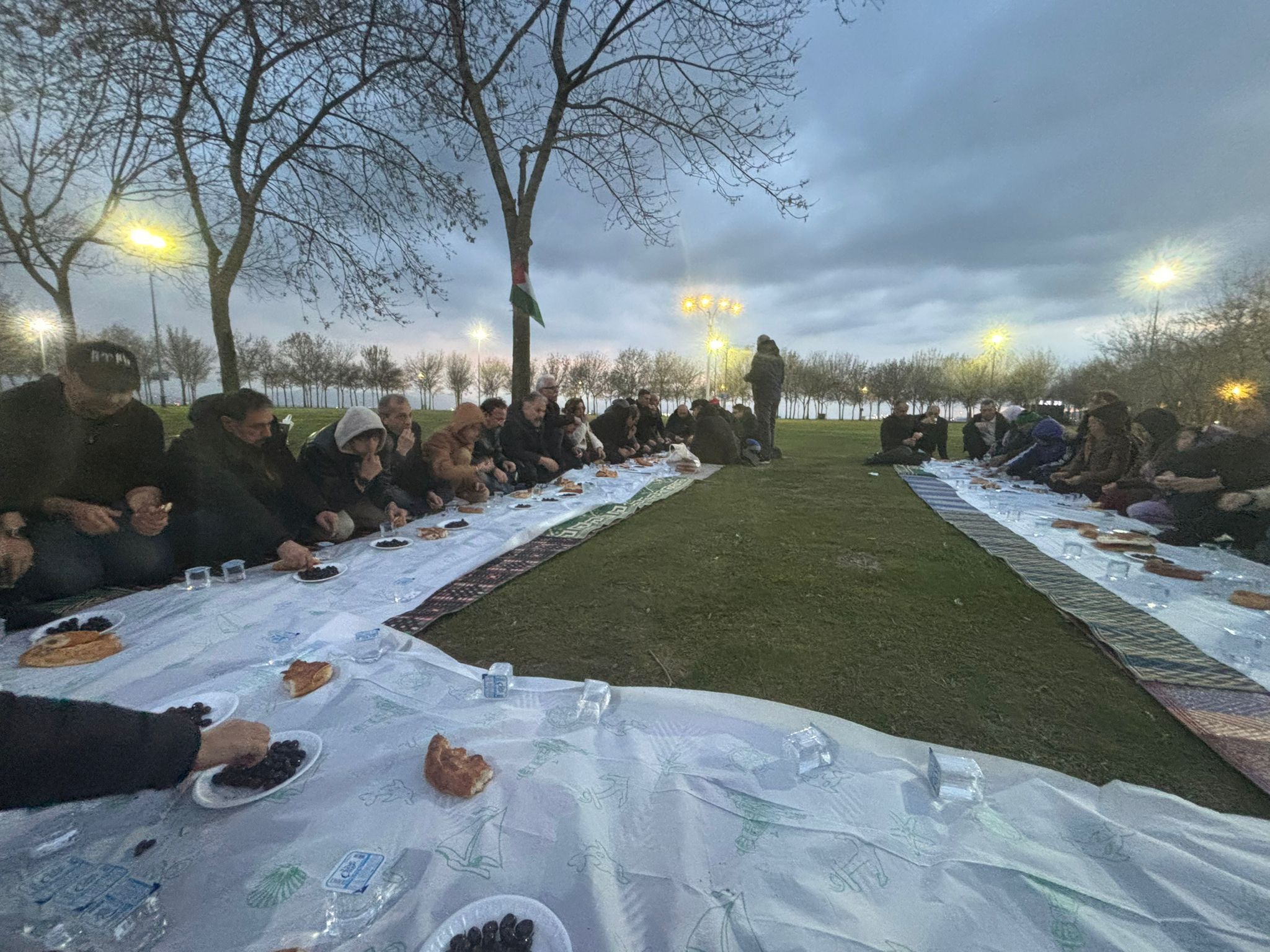 Zeyti̇n, Ekmek Ve Suyla İftar Düzenledi̇ (18)