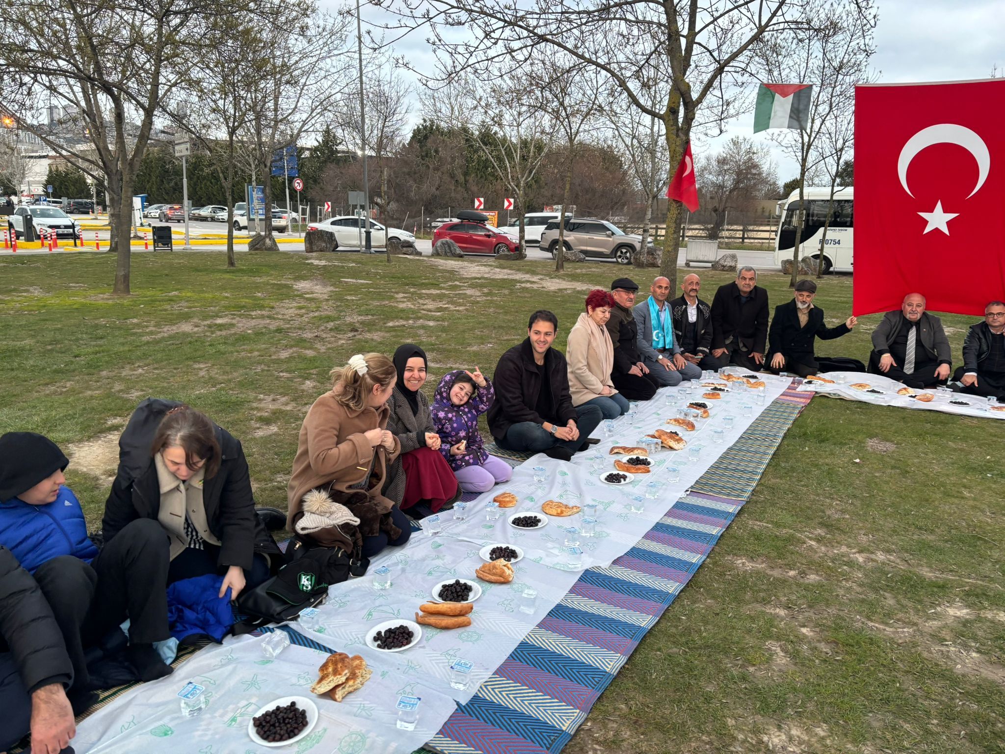 Zeyti̇n, Ekmek Ve Suyla İftar Düzenledi̇ (7)