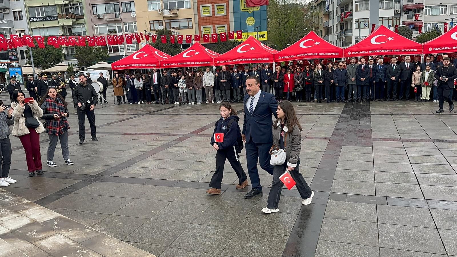 23 Ni̇san Kutlamalari İzmi̇t Kent Meydani’nda Başladi (3)