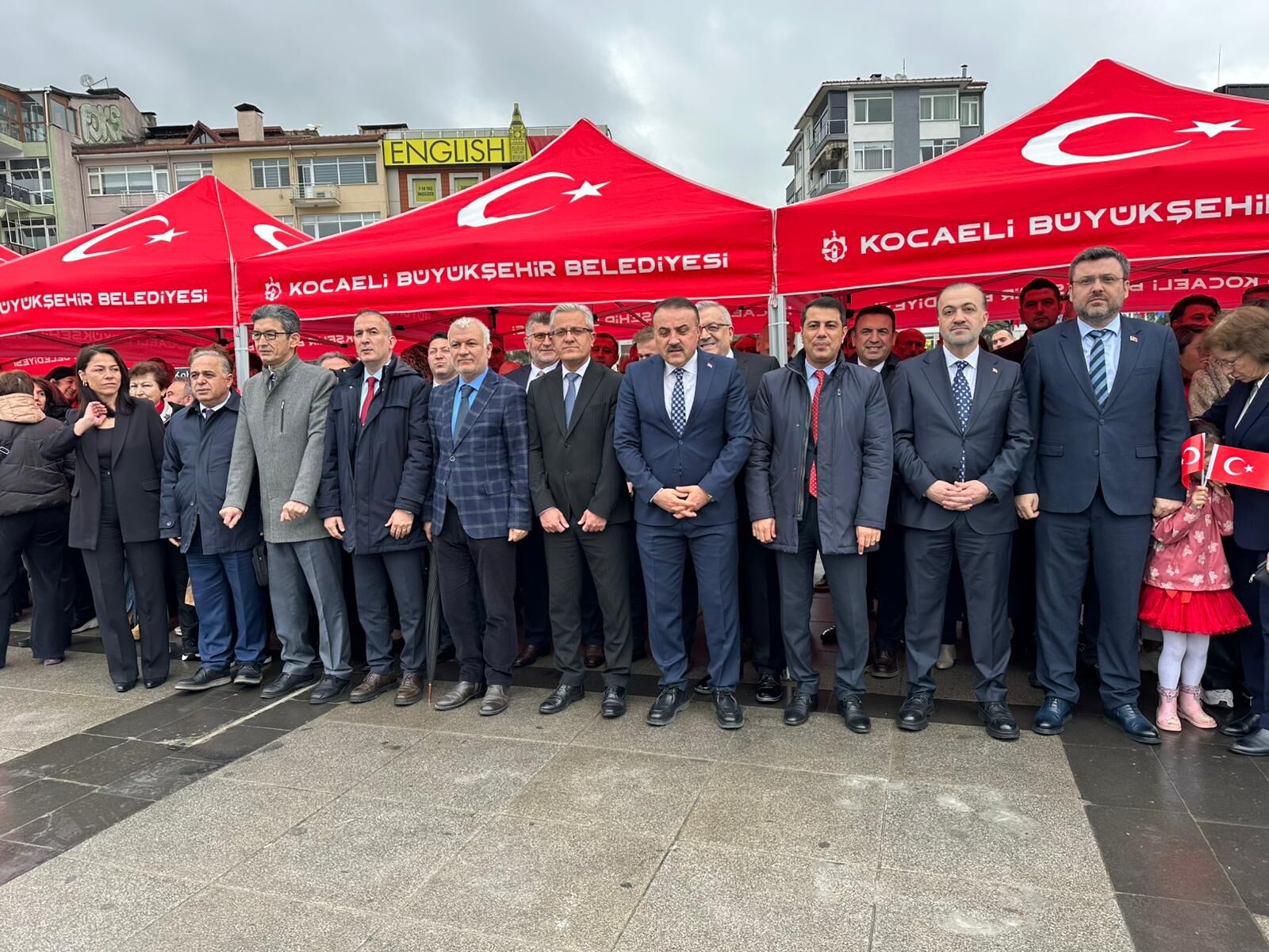 23 Ni̇san Kutlamalari İzmi̇t Kent Meydani’nda Başladi (4)