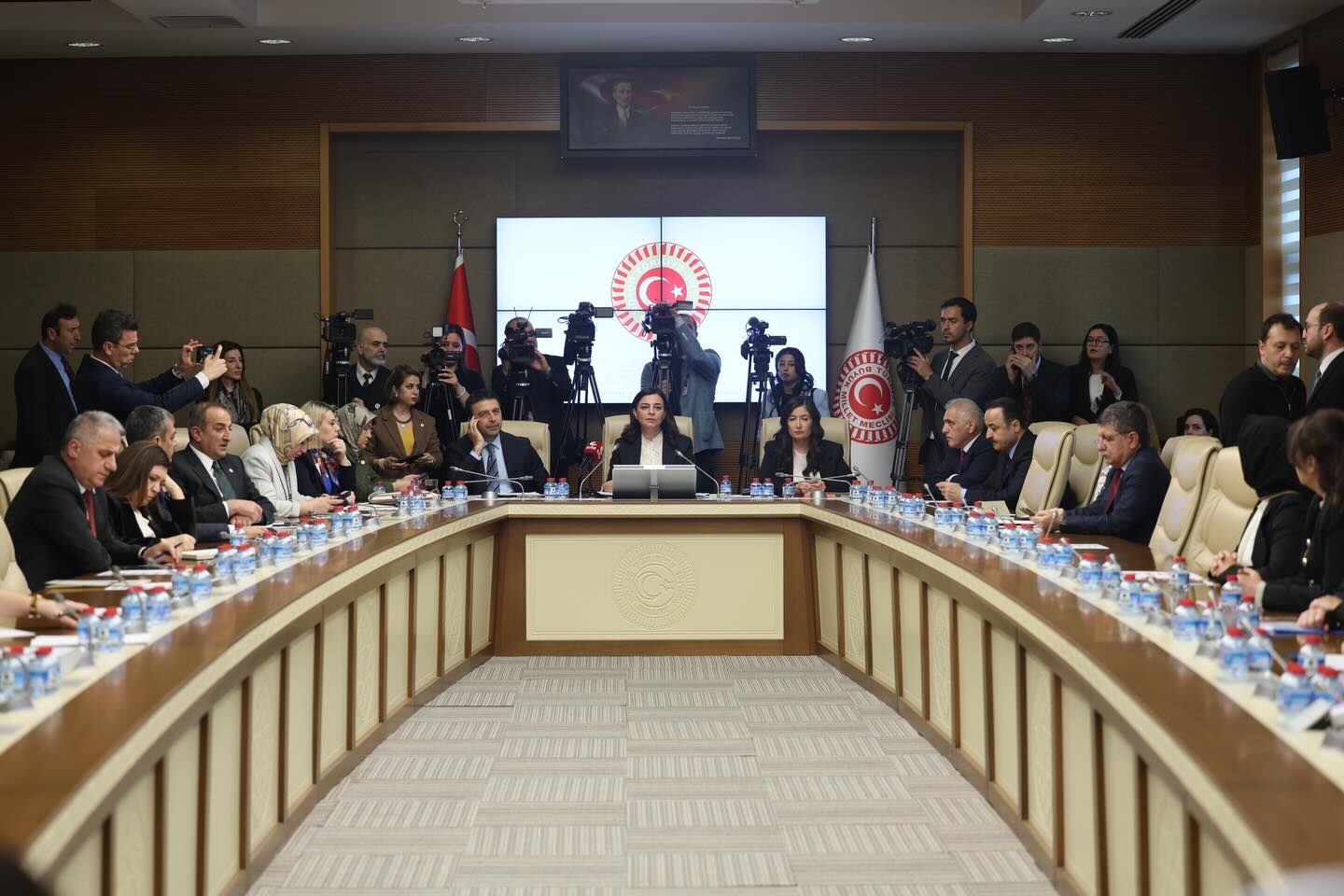 658936087 17972367224991782 7370834112488661146 N