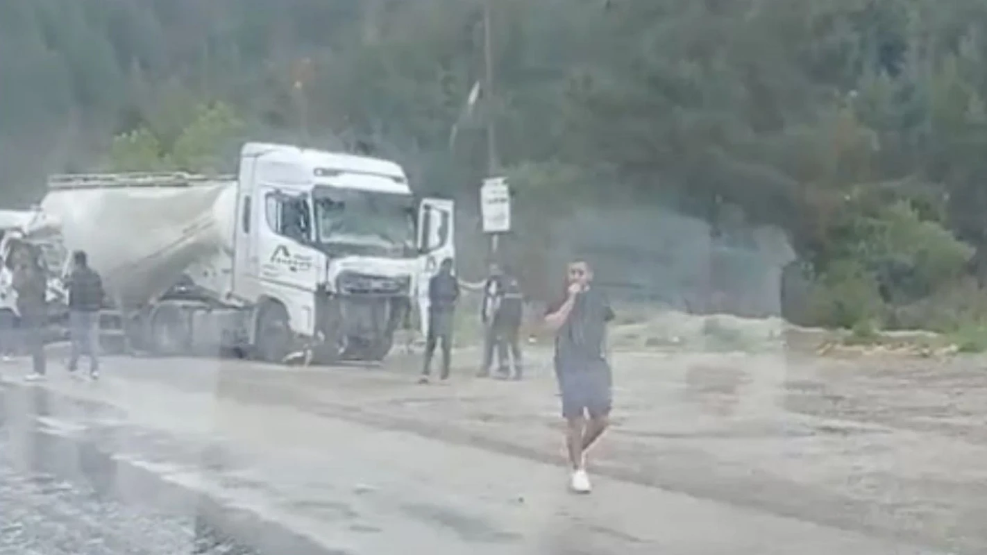 Antalya Isparta Karayolunda Tarım Işçilerini Taşıyan Minibüs Ile Beton Mikseri Çarpıştı. Kazada 7 Kişi Hayatını Kaybetti, 7 Kişi Yaralandı (1)