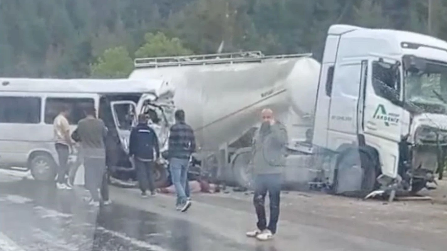 Antalya Isparta Karayolunda Tarım Işçilerini Taşıyan Minibüs Ile Beton Mikseri Çarpıştı. Kazada 7 Kişi Hayatını Kaybetti, 7 Kişi Yaralandı (2)