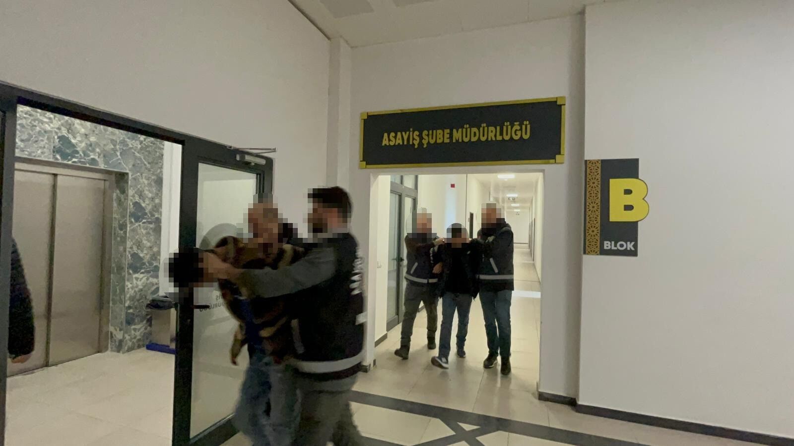 Başi̇skele’de 200 Bi̇n Li̇ralik Vurgun Hirsizlar Tutuklandi (1)