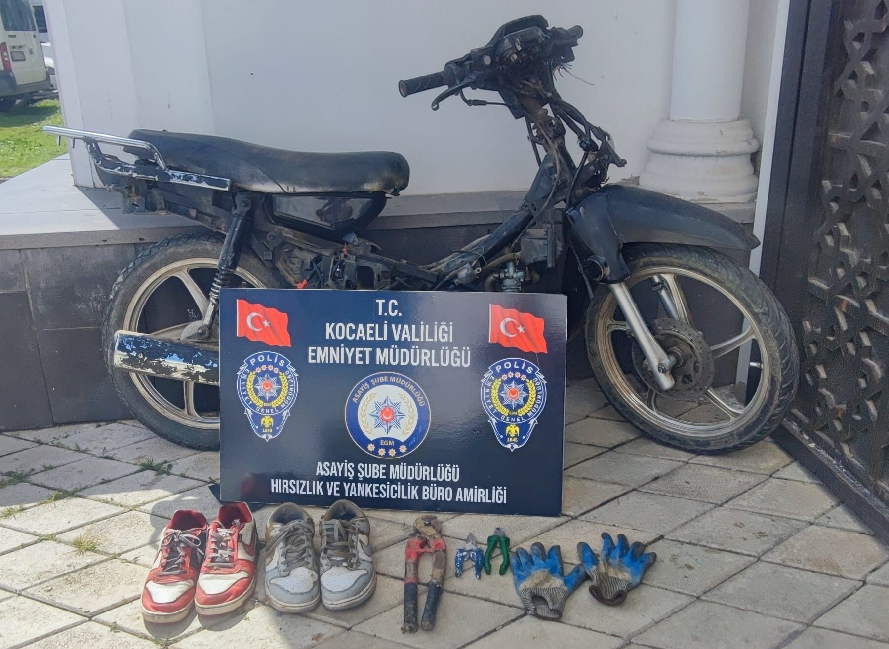 Başi̇skele’de 200 Bi̇n Li̇ralik Vurgun Hirsizlar Tutuklandi (3)