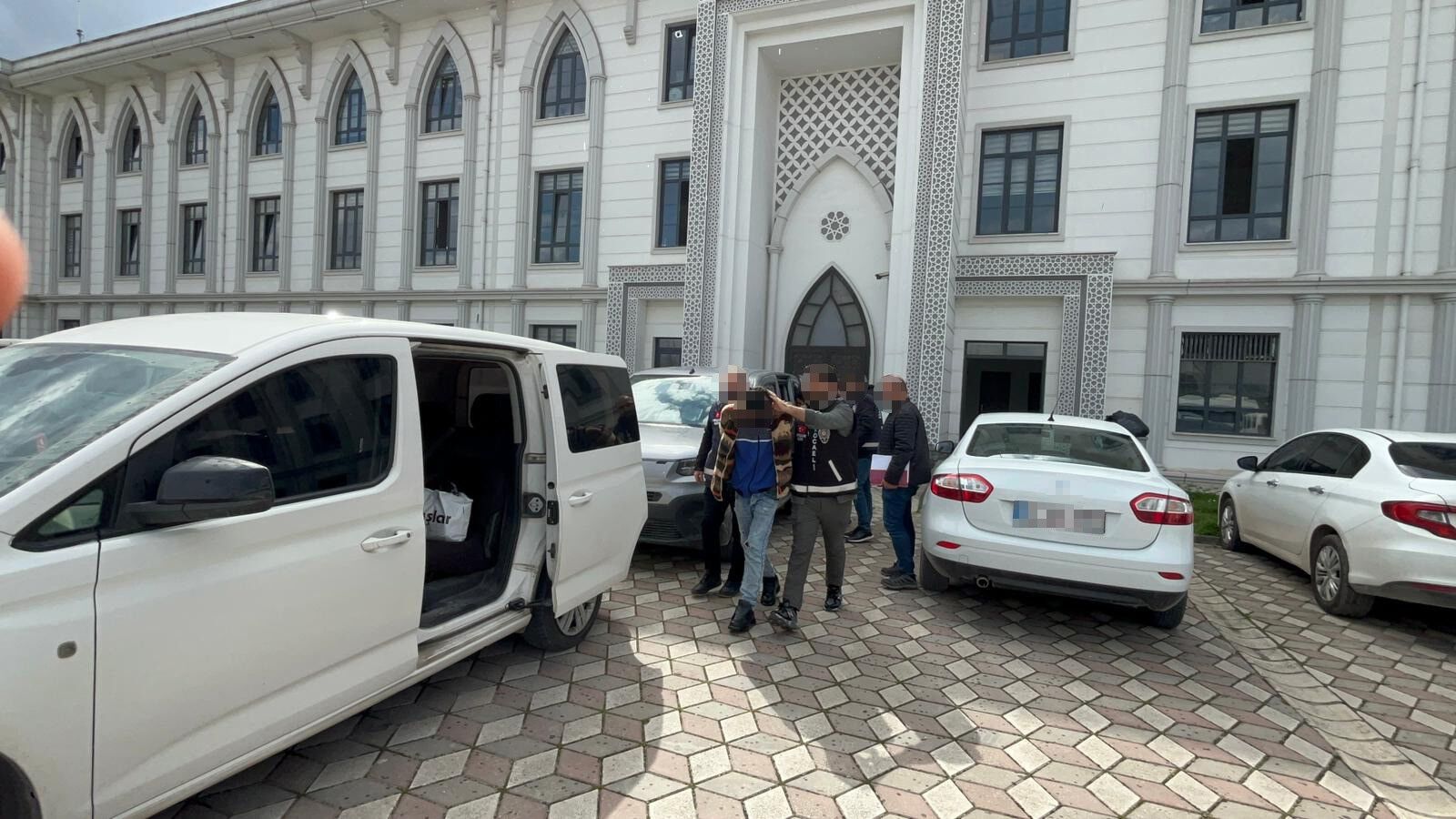 Başi̇skele’de 200 Bi̇n Li̇ralik Vurgun Hirsizlar Tutuklandi (4)