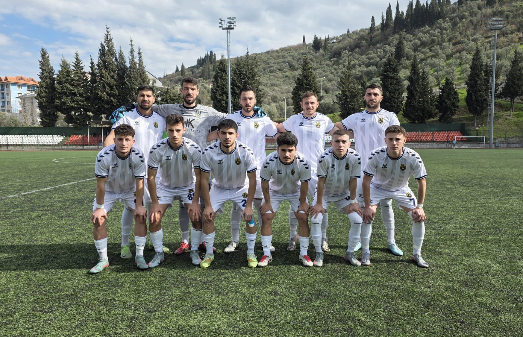​Bölgesel Amatör Lig’in 27. Haftasında, Zirve Takibini Yakından Ilgilendiren Dev Kent Derbisinde Darıca Gençlerbirliği, Kendi Sahasında Karamürselspor Ile 2 2 Berabere Kaldı. Nefes Kesen Mücadelede Ev Sahibi Ekip Ik