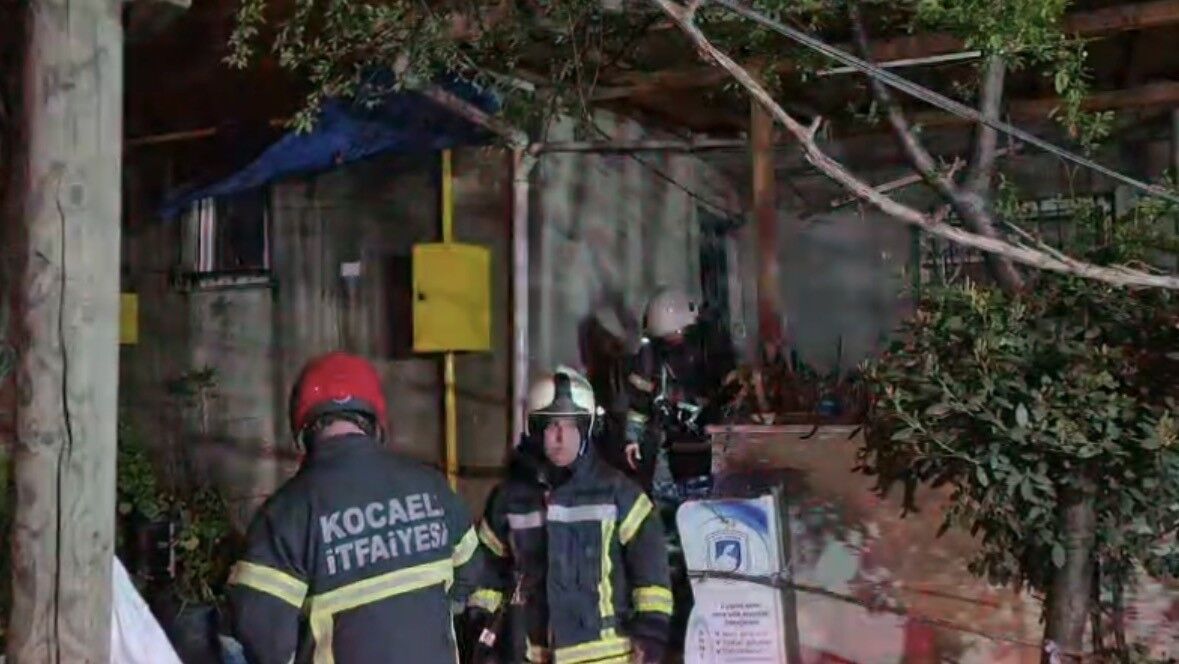 Çayirova’da Çati Kati Yangini! Alevler Geceyi̇ Aydinlatti (4)