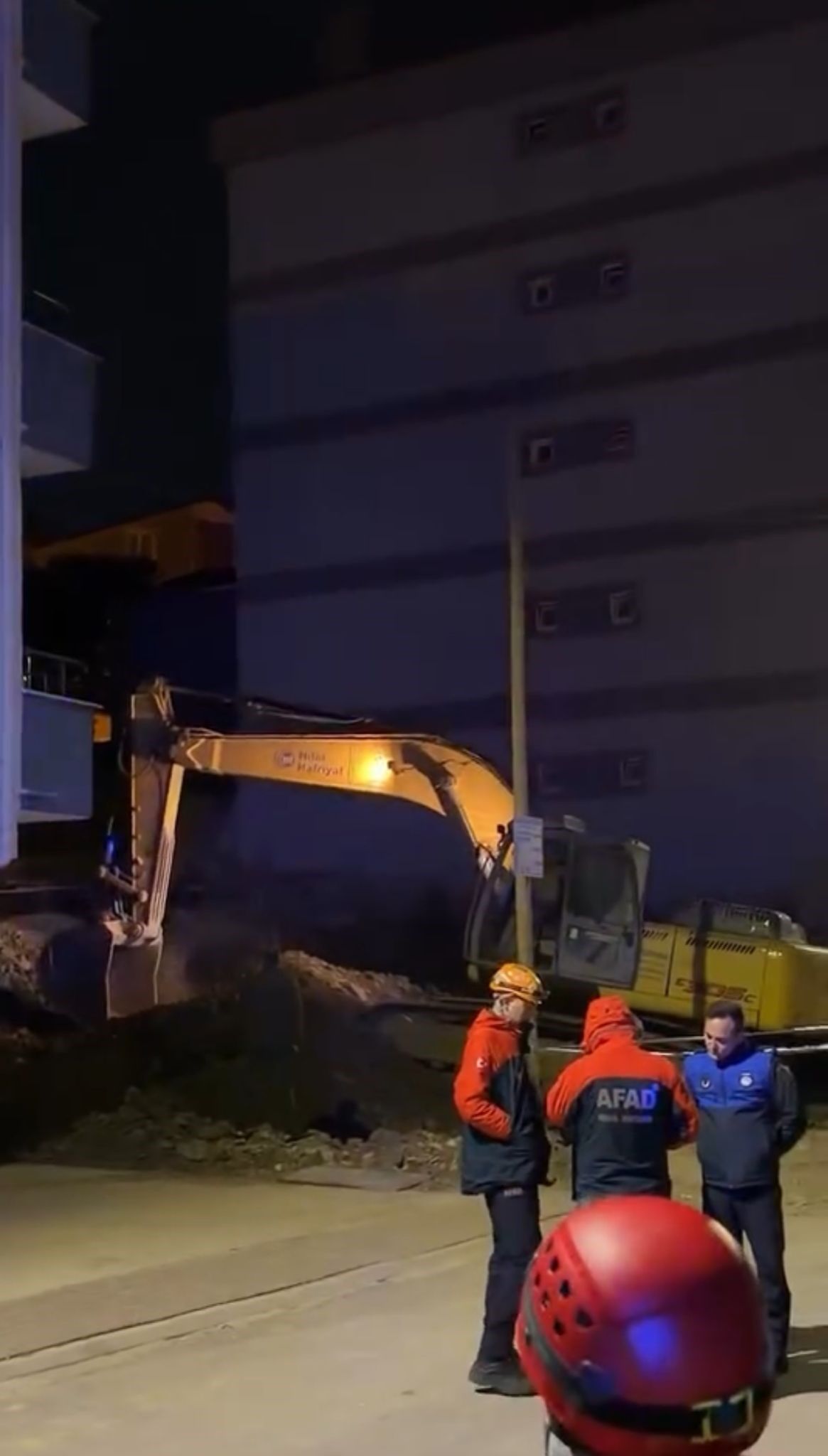 Çayirova'da Temel Kazisi Felakete Yol Açti 5 Katli Bi̇na Tahli̇ye Edi̇ldi̇ (5)