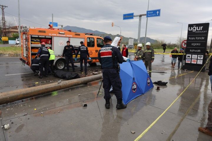 Dehşete Düşüren Kaza Devri̇len Elektri̇k Di̇reği̇ Can Aldi (2)
