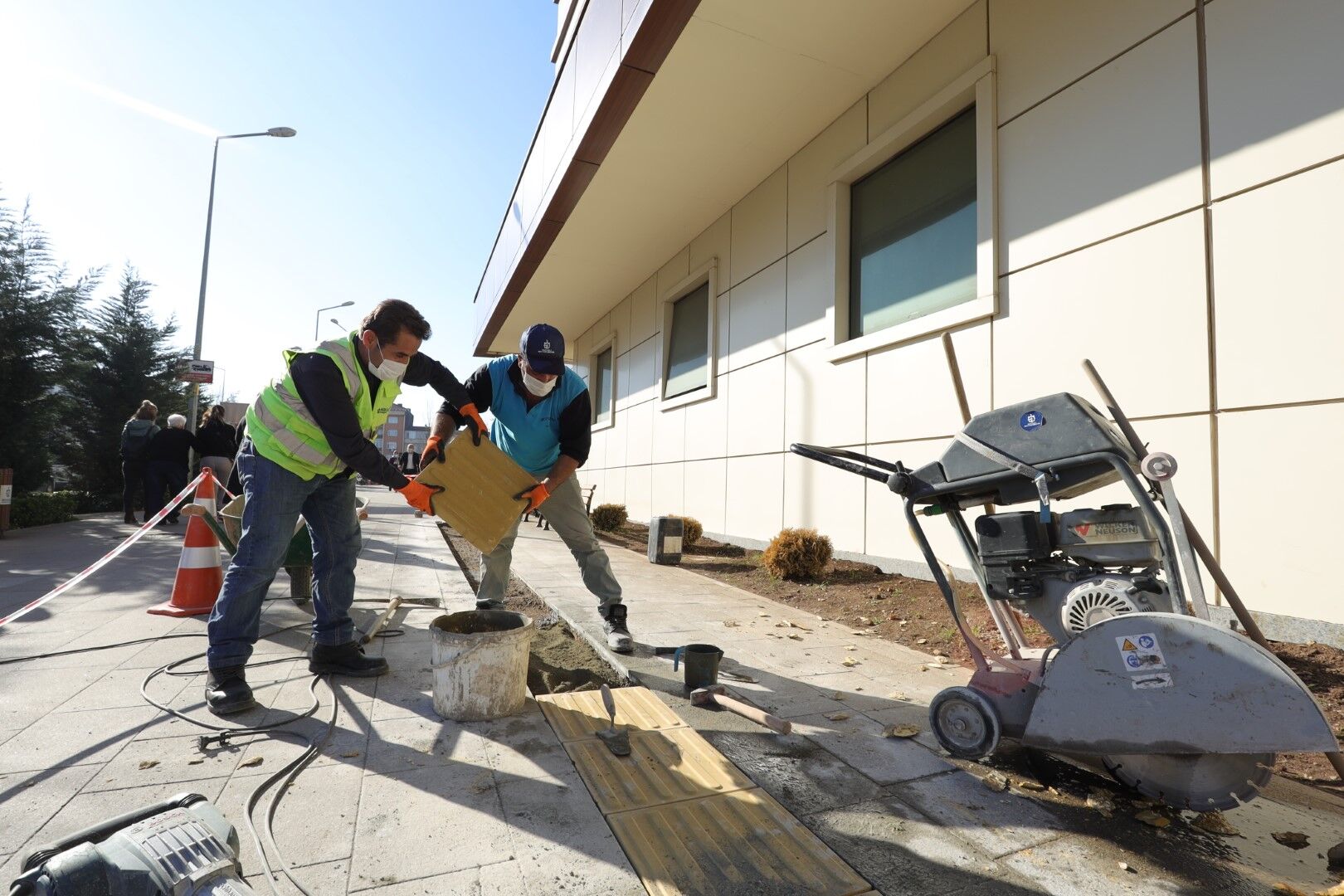 Görme Engelliler İçin Sarı Çizgi Çalışması (Büyük)