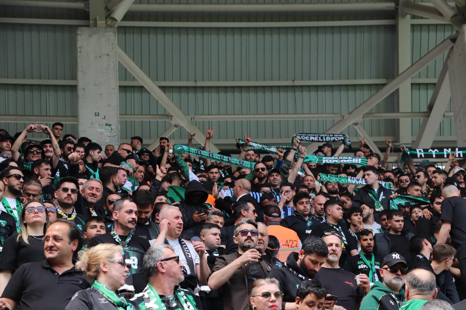 Hodri̇ Meydan Tri̇bünde! Susmak Yok! (2)