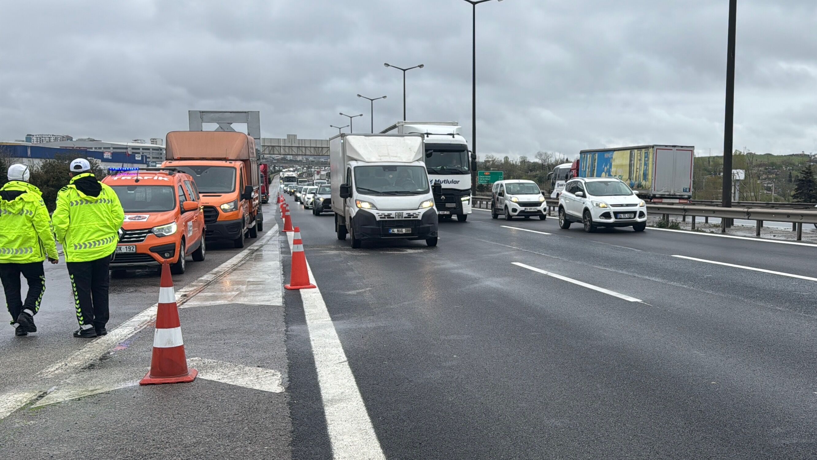 Hurda Yüklü Tir Bari̇yere Çarpti (4)