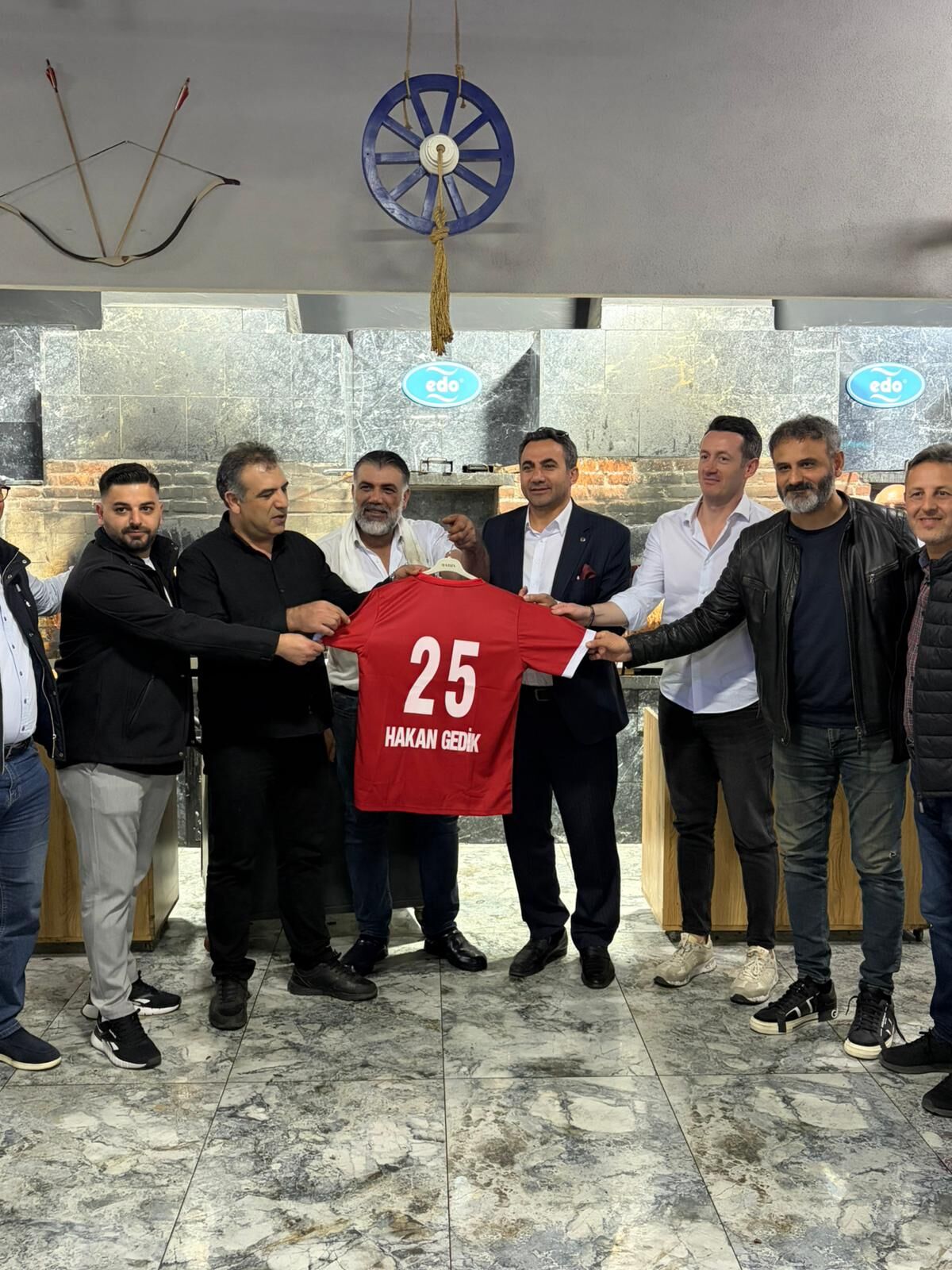 İş İnsani Hakan Gedi̇k’ten Fi̇nal Eki̇bi̇ne Jest (2)