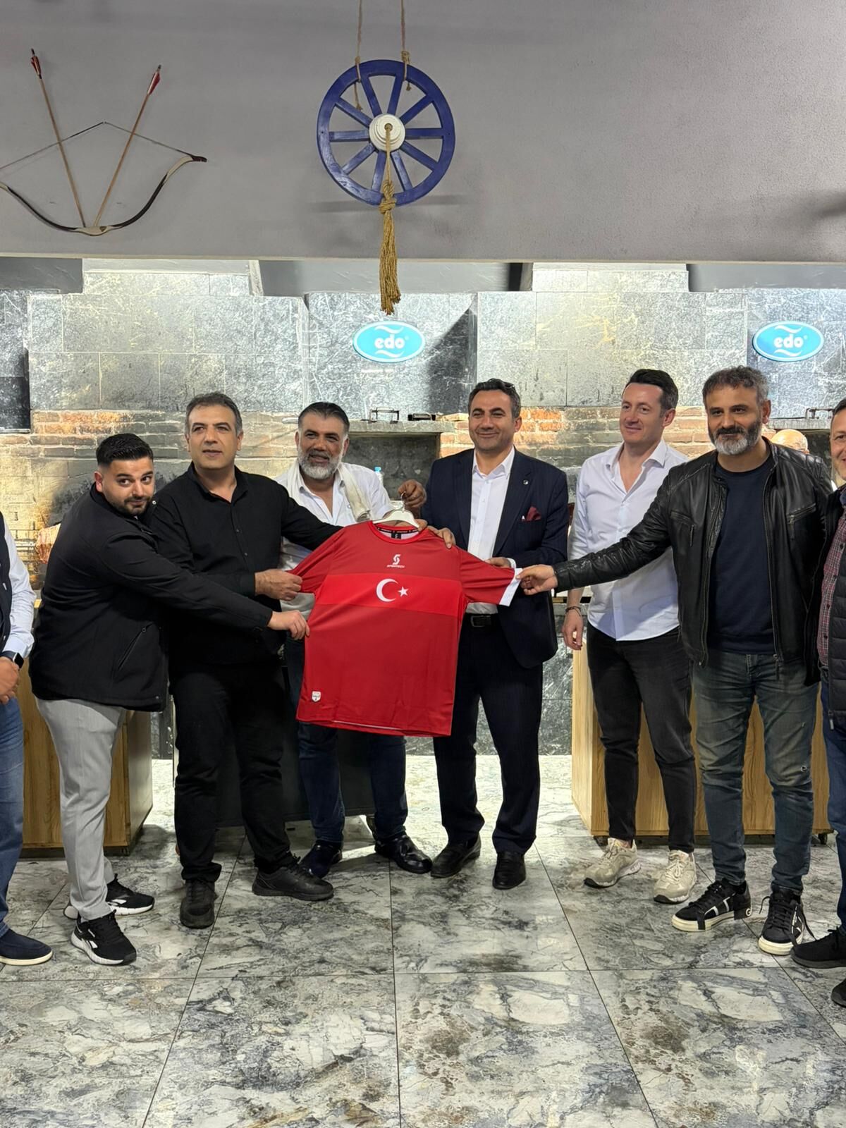 İş İnsani Hakan Gedi̇k’ten Fi̇nal Eki̇bi̇ne Jest (4)