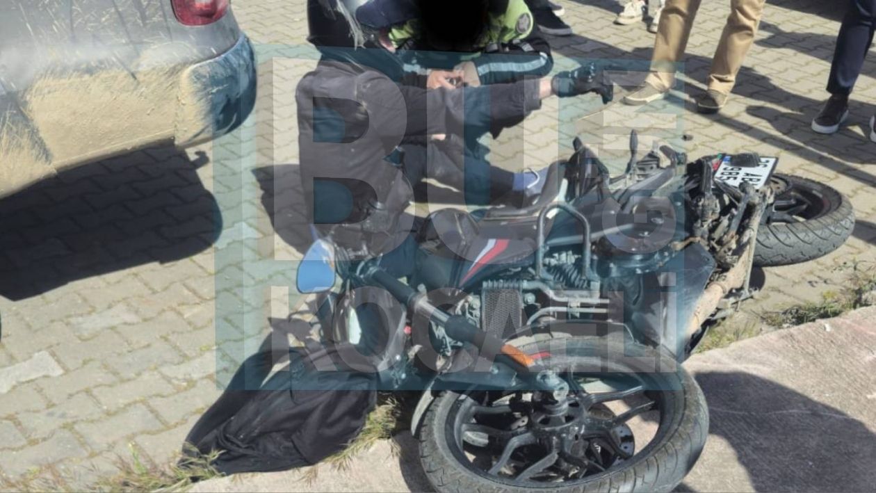 İzmi̇t Feci̇ Motosi̇klet Kazasi Sürücü Aracin Altina Gi̇rdi̇ (1)