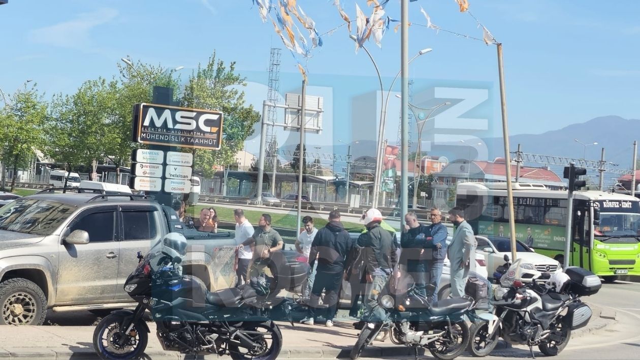 İzmi̇t Feci̇ Motosi̇klet Kazasi Sürücü Aracin Altina Gi̇rdi̇ (3)