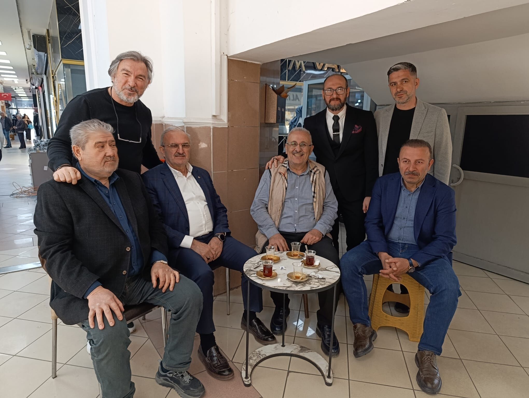 Karaloğlu Dostlarini İhmal Etmi̇yor-1