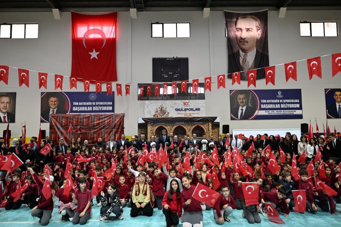 Kartepe’de 23 Nisan Ulusal Egemenlik Ve Çocuk Bayramı, Hergeleci İbrahim Spor Salonu’nda Düzenlenen Tören Ve Gösterilerle Coşkuyla Kutlandı (3)