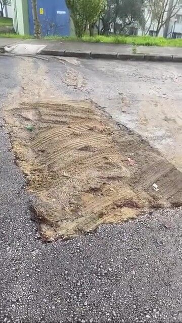 Kazi Yapilan Yol Çöktü, Beledi̇ye Araci Saplandi (1)