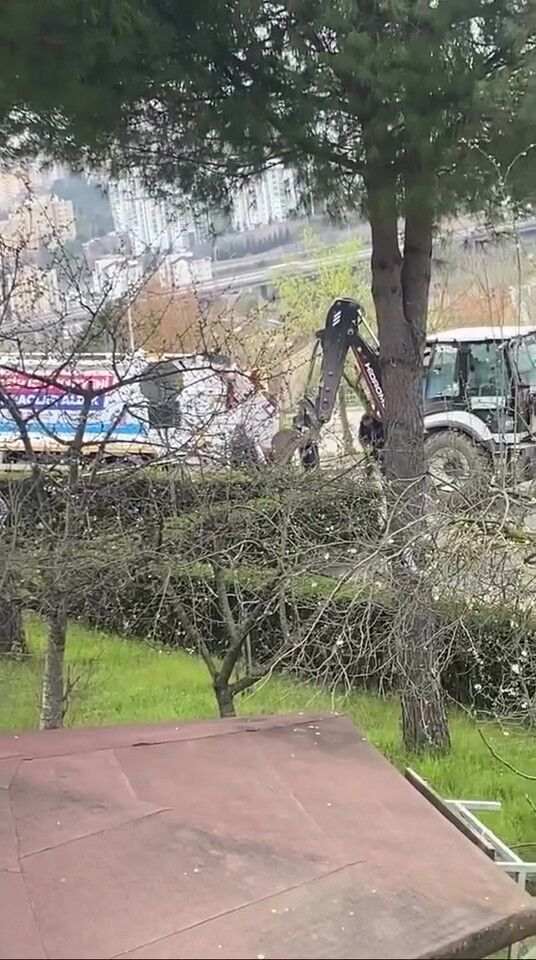 Kazi Yapilan Yol Çöktü, Beledi̇ye Araci Saplandi (3)