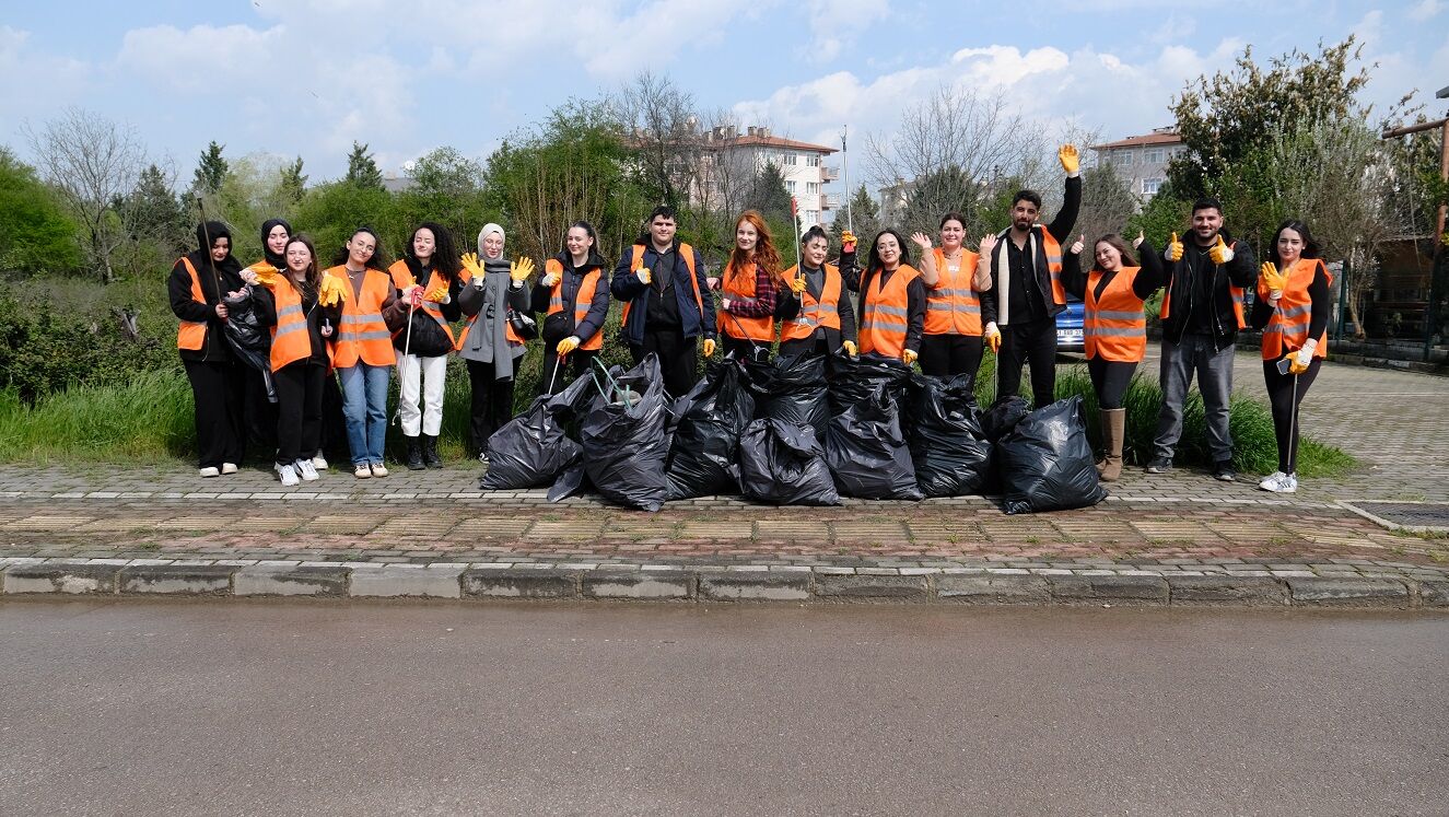Kocaeli Sağlık Ve Teknoloji Üniversitesi Öğrencileri, Başiskele’de Gerçekleştirdikleri Temizlik Etkinliğiyle Çevre Bilincine Dikkat Çekti, Topluma Örnek Oldu (1)