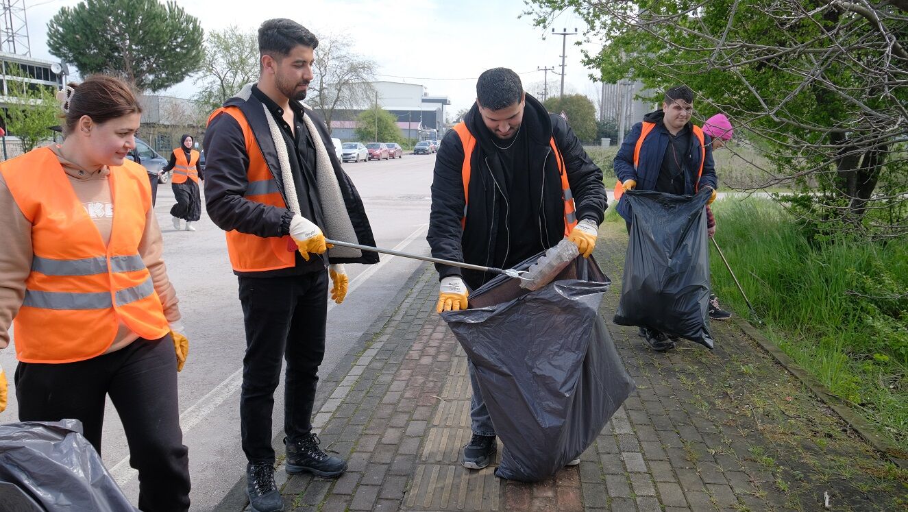 Kocaeli Sağlık Ve Teknoloji Üniversitesi Öğrencileri, Başiskele’de Gerçekleştirdikleri Temizlik Etkinliğiyle Çevre Bilincine Dikkat Çekti, Topluma Örnek Oldu (2)