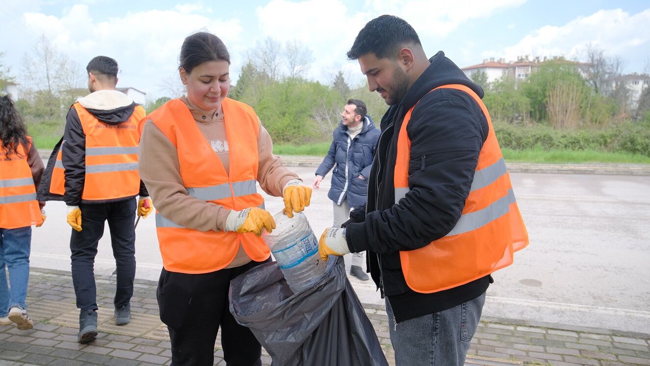 Kocaeli Sağlık Ve Teknoloji Üniversitesi Öğrencileri, Başiskele’de Gerçekleştirdikleri Temizlik Etkinliğiyle Çevre Bilincine Dikkat Çekti, Topluma Örnek Oldu (4)